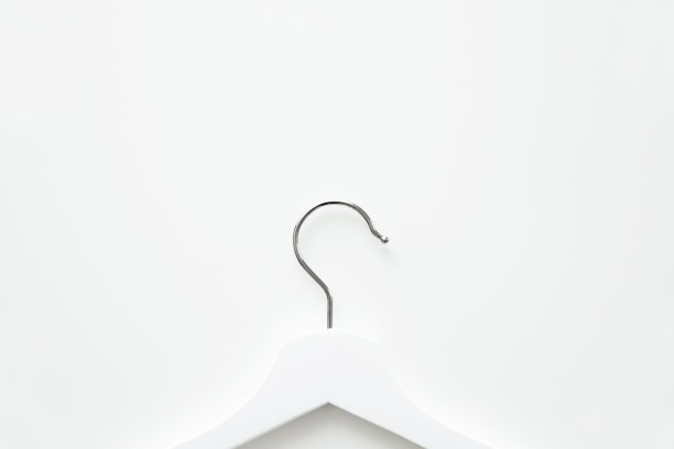 白色木制衣架孤立在白色背景。购物和销售理念。副本的空间。图片下载