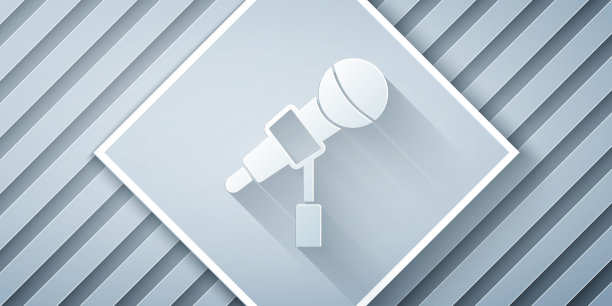 剪纸麦克风图标孤立在灰色背景。在空中无线电麦克风麦克风。演讲者的迹象。纸艺术风格。向量图片下载