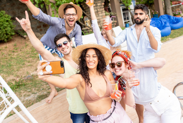 一群年轻人正在享受暑假的乐趣和泳池边的派对。图片下载