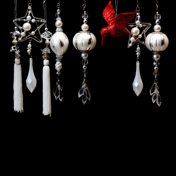 银灯泡和红鸟圣诞装饰品图片下载