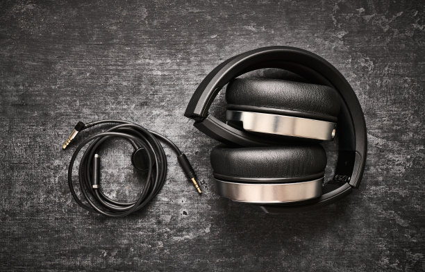 高品质的现代折叠耳机在深灰色的背景近距离图片下载