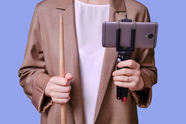 女教师与电话为在线课程工作室蓝色的背景，复制空间图片下载