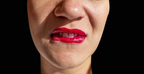 照片美丽的女性嘴唇与口红图片下载