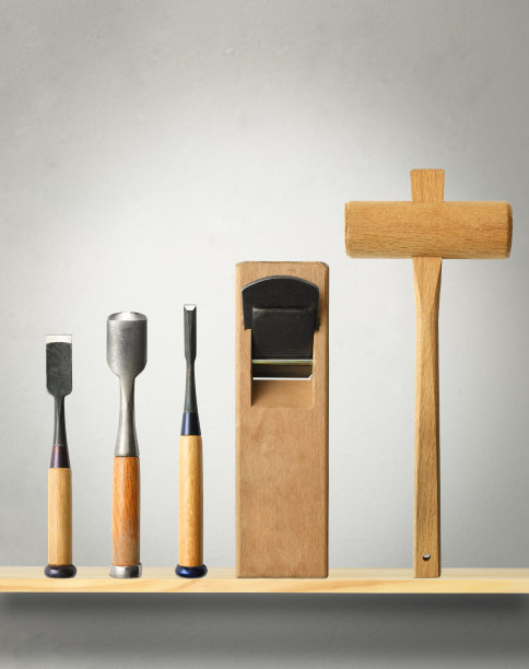 架子上排列着一排木工工具图片下载