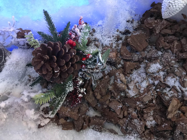 圣诞或新年模糊的雪背景与喜庆的冷杉树和松果，选择性聚焦图片下载