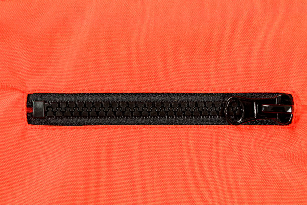 服装拉链装置，锁扣、插销和封套在夹克上，防水连接图片下载