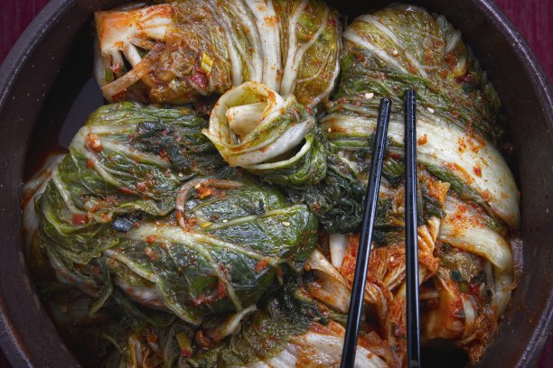 泡菜用筷子夹在锅里的概览。图片下载