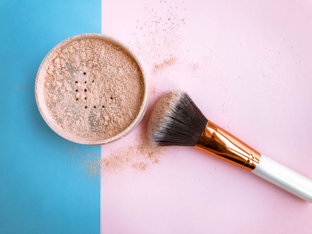 粉底上的米黄色散粉。为时尚女孩化妆。调理皮肤瑕疵。软面刷图片下载