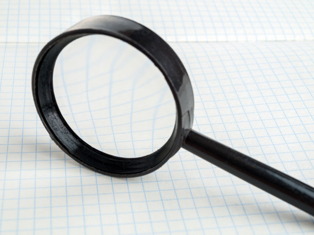 放大镜，放大镜对笔记本片进行特写，查看小文字，有选择性图片下载