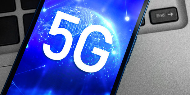 拥有5G网络连接的智能手机。未来的高速移动互联网，全球无线技术背景照片图片下载