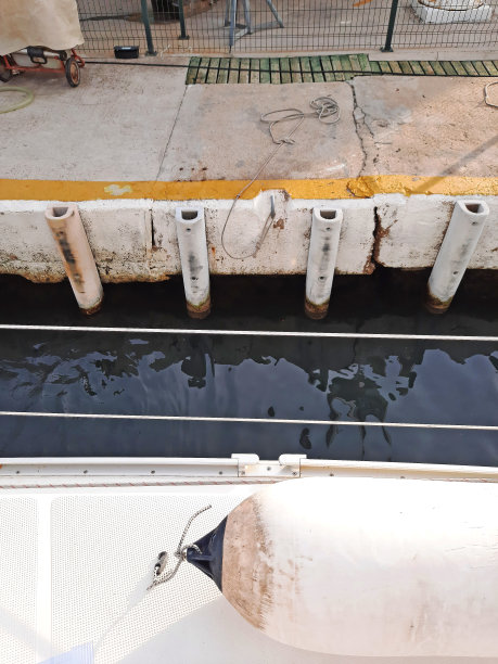 悬挂在船和码头之间的挡泥板。海上挡泥板。图片下载