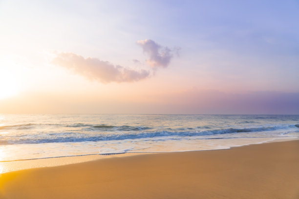 甜海沙滩概念，清晨夏日天空，水平背景旗帜。自然风光灵动，色彩艳丽，热带海滩风光旖旎。夏天旅游度假。图片下载