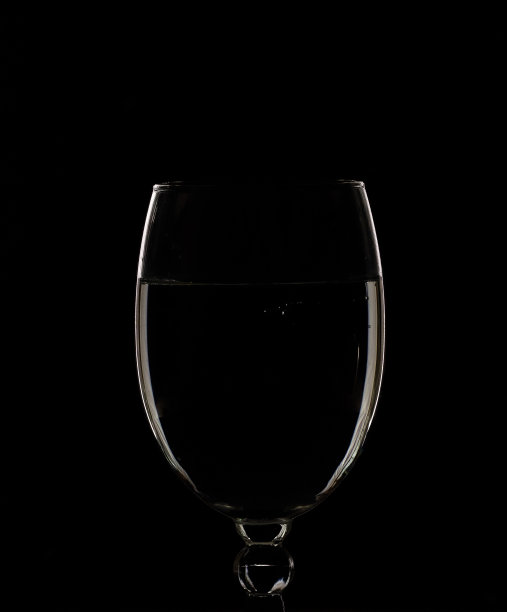 玻璃在黑色图片下载