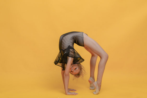 小体操运动员做练习。体育、体操、健身的概念。图片下载