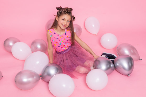 生日快乐，穿着粉红色裙子的小女孩图片下载