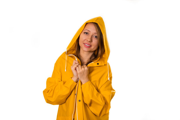 一个穿着黄色雨衣的女孩的肖像。隔离在白色背景上图片下载