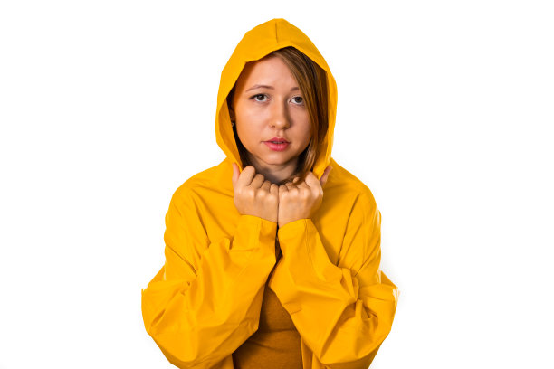 一个穿着黄色雨衣的女孩的肖像。隔离在白色背景上图片下载