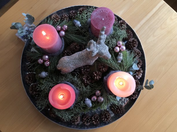 用三根燃烧的蜡烛从上面点燃的圆形圣诞装饰图片下载