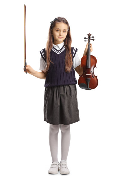 一个穿着校服的女孩拿着一把小提琴的全身画像图片下载
