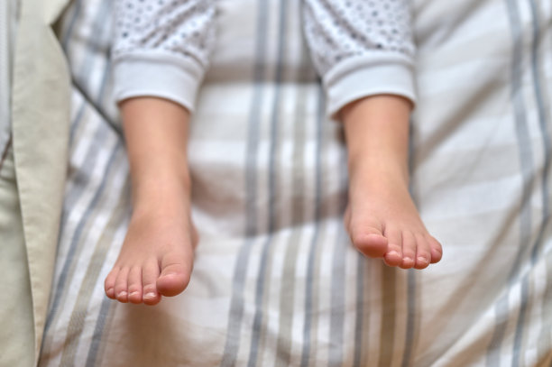 女孩的脚在床边晃来晃去图片下载