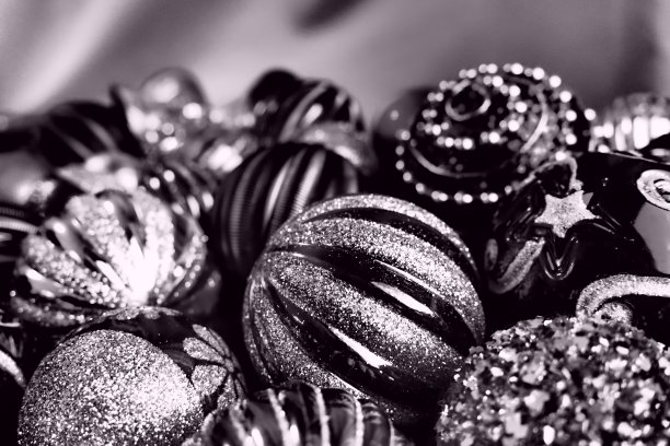 圣诞公寓摆放着圣诞装饰品和节日彩球。圣诞金属丝。新年快乐，圣诞快乐。黑白单色照片与淡紫色滤镜。静物画背景。图片下载