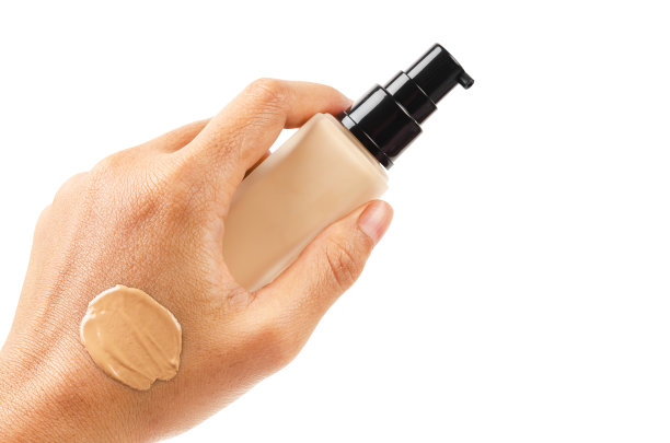 女性手牵手，将基础化妆化妆品涂在手上进行测试，隔离在白色背景上。图片下载