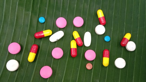 以绿叶为背景的医学图片下载