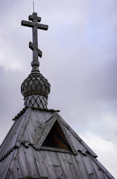 东正教教堂的木制圆顶。横三角窗图片下载