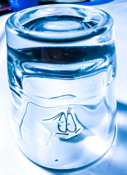 水杯下的卡通脸图片下载