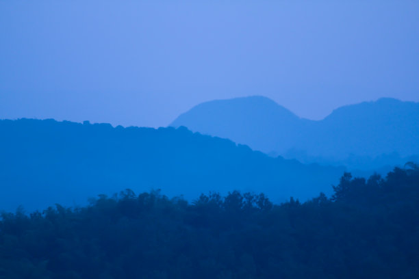 傍晚山谷中央的山脉和村庄的全景图片下载