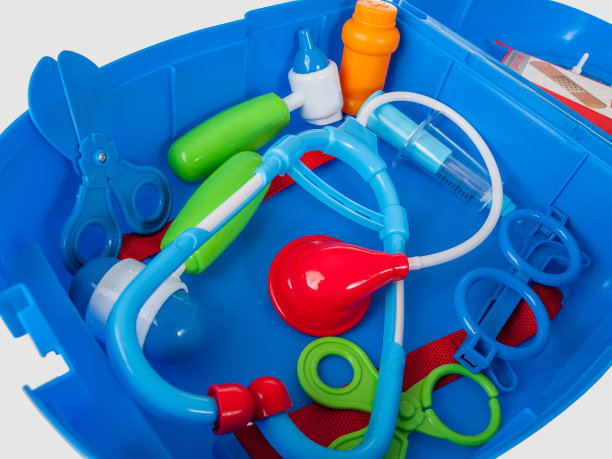 一个装有玩具医院、儿童医生、儿童角色扮演游戏、听诊器玩具、药丸、镊子、锤子、剪刀等医疗工具的游戏盒图片下载