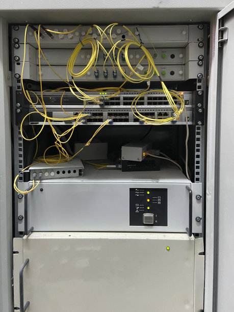 电子电路。电线日期落后于工业电气概念控制面板。控制面板与电线的工厂图片下载