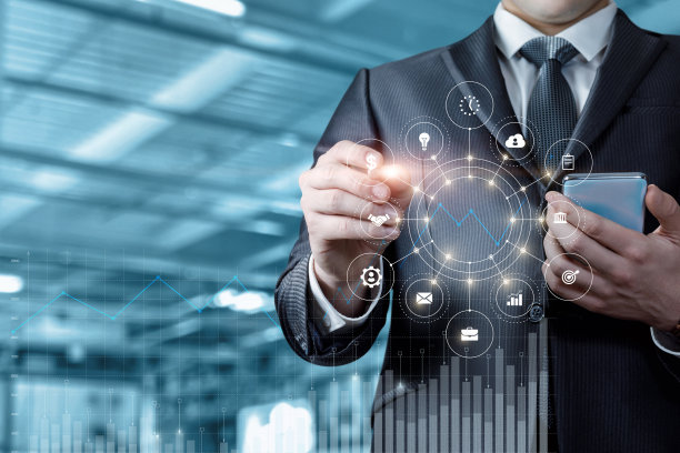 在虚拟屏幕上工作，使用手机在财务增长图表。图片下载