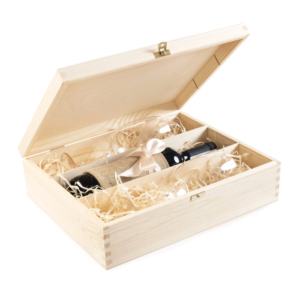 木制的盒子里有一瓶白葡萄酒和两个孤立的白色背景的玻璃杯。包括剪切路径。图片下载