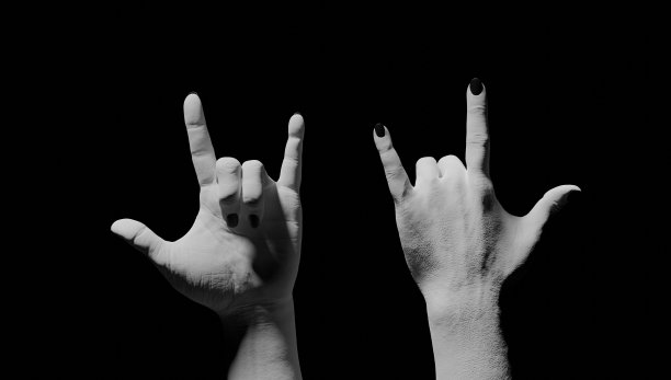 黑色背景中的摇滚手势。3 d渲染。图片下载