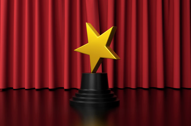 星形奖杯在舞台上的红色幕布前图片下载