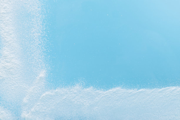 蓝色背景与人工白色雪。冬天的动机。圣诞及新年卡片设计。图片下载