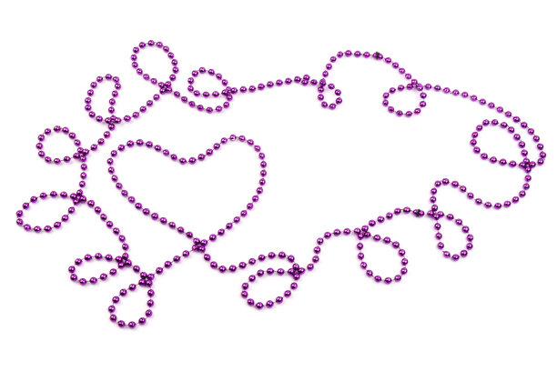 紫色珠子心形白色背景。一个美丽的链。装饰元素。图片下载