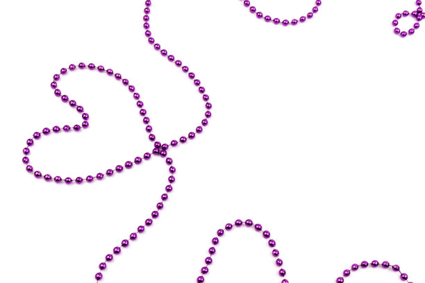 紫色珠子心形白色背景。一个美丽的链。装饰元素。图片下载