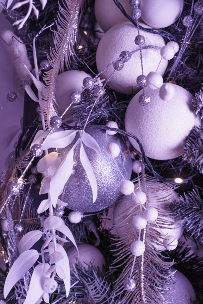 紫罗兰色的圣诞树上装饰的金箔。2022年的颜色。很仙女的潘通色卡图片下载