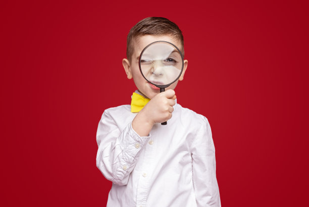 好奇的孩子拿着放大镜图片下载