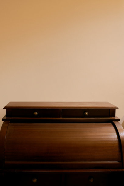 走廊上有五斗橱。公寓的内部。图片下载