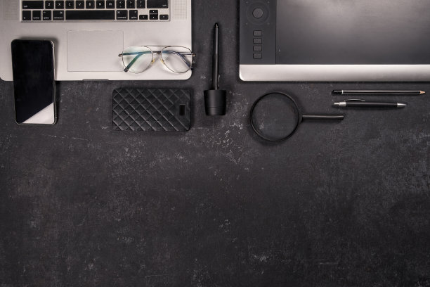 顶视图的黑色办公桌与电脑和用品，复印空间图片下载