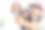 亚洲父母与小女儿视频电话在线与家人。可爱的爸爸、妈妈和小女孩坐在卧室的床上，周末在家里用手机和亲戚聊天。图片下载