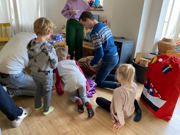 孩子们在圣诞图片下载