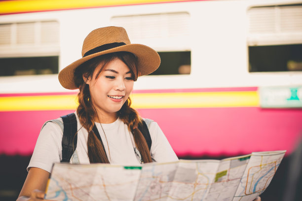 快乐的亚洲年轻女孩旅行背包冒险户外乘火车。图片下载