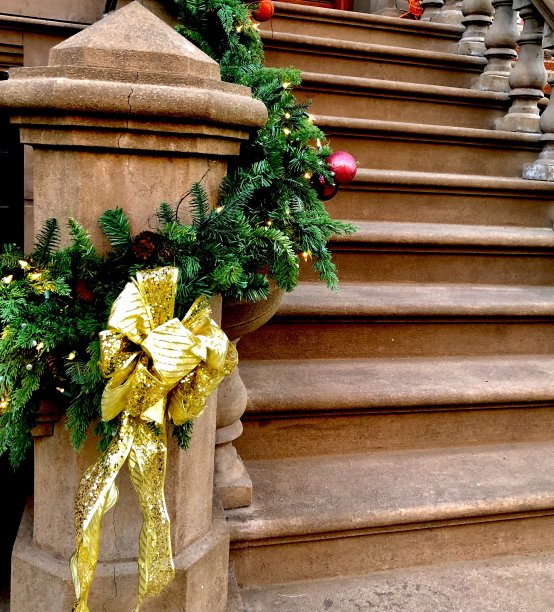 为圣诞节装饰的褐石屋入口图片下载