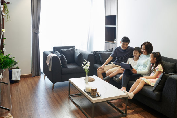 一家四口坐在沙发上图片下载