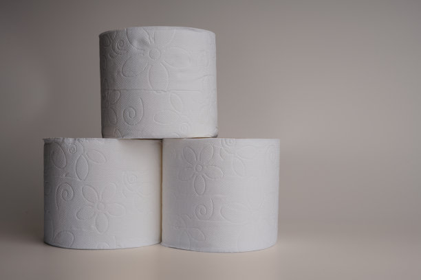 卫生纸上的白底隔离卫生纸卷图片下载