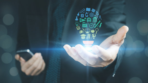 一个商人手里拿着一个学习的想法。图片下载